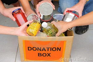 voluntários-que-põr-o-alimento-na-caixa-da-doação-17944677